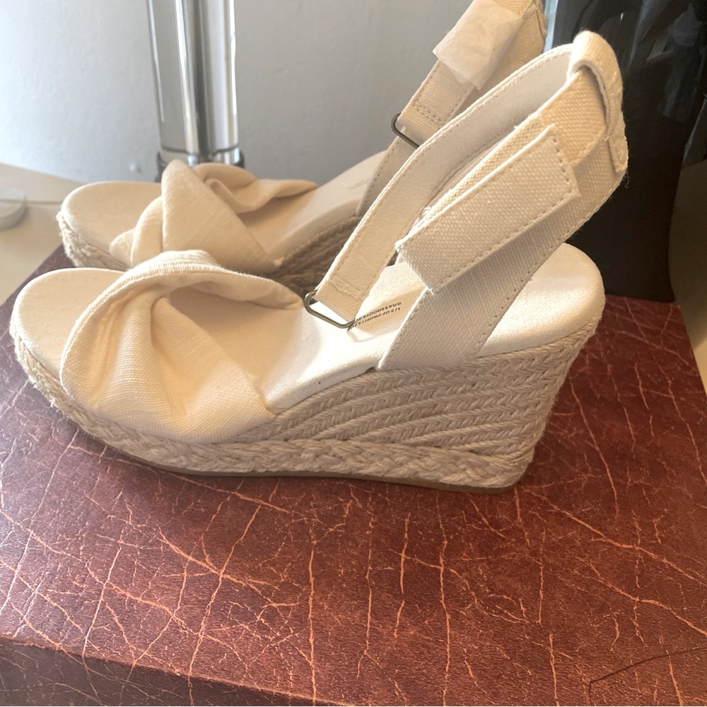 Tom’s wedge shoes size 8W. New without box - Picture 3 of 6